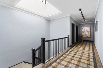 Couloir avec tableau dans un immeuble à appartements