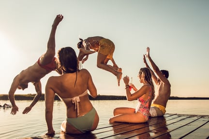 Jeunes sur le bord du lac l'été