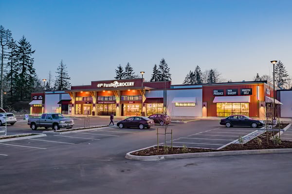 Centre commercial à Duncan, en Colombie-Britannique, avec Country Grocer