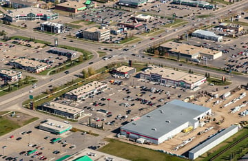 Vue aérienne de centre commercial à Camrose 