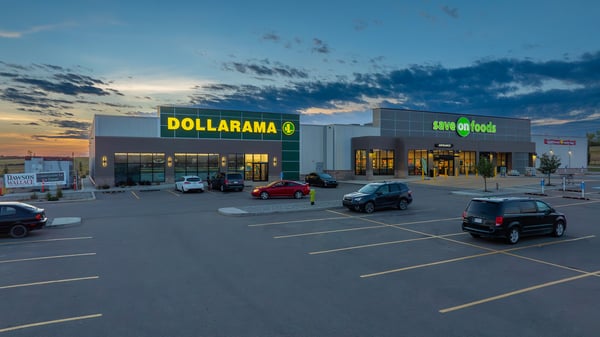 Centre commercial à Blackfalds, en Alberta, avec Dollarama et Save On Foods.