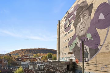 Vue sur Leonard Cohen et le Mont-Royal