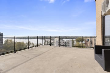 Terrasse avec vue sur l'eau